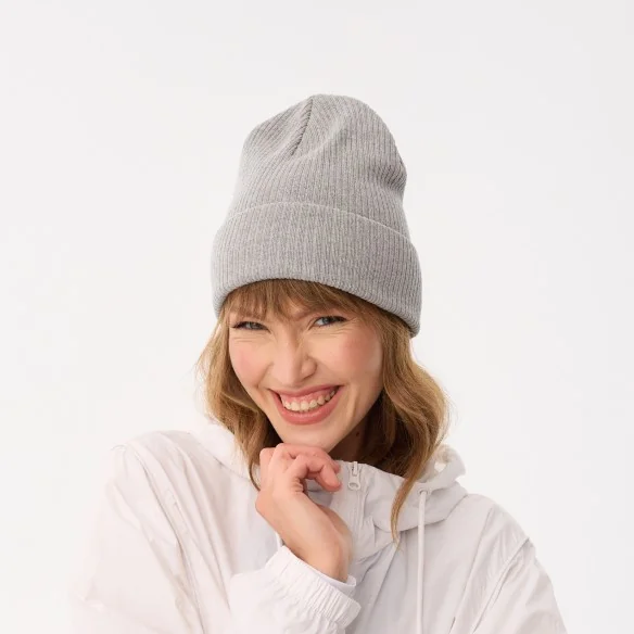 spring-beanie-for-women-light-grey-recycled-yarn-nordiq-2