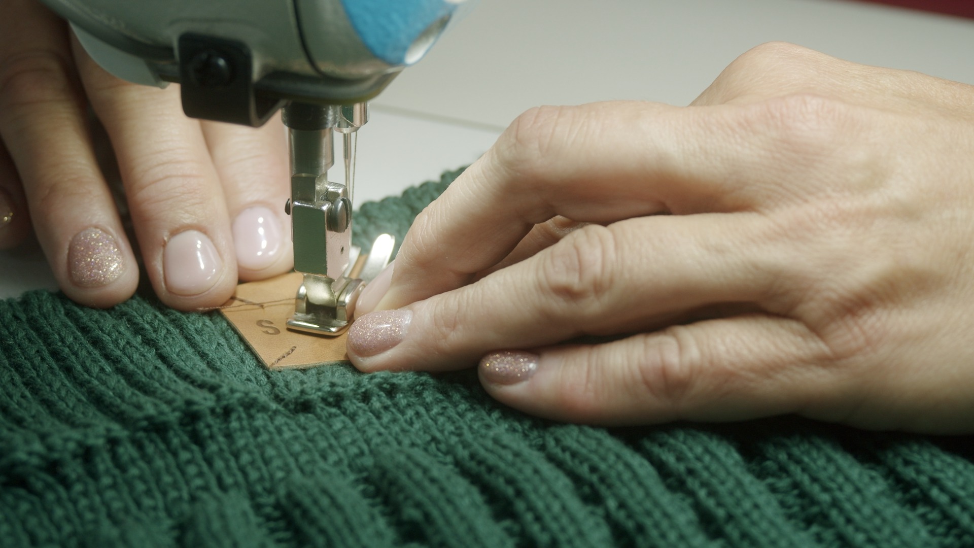 Jaką formę znakowania wybrać do personalizacji zimowych akcesoriów odzieżowych?