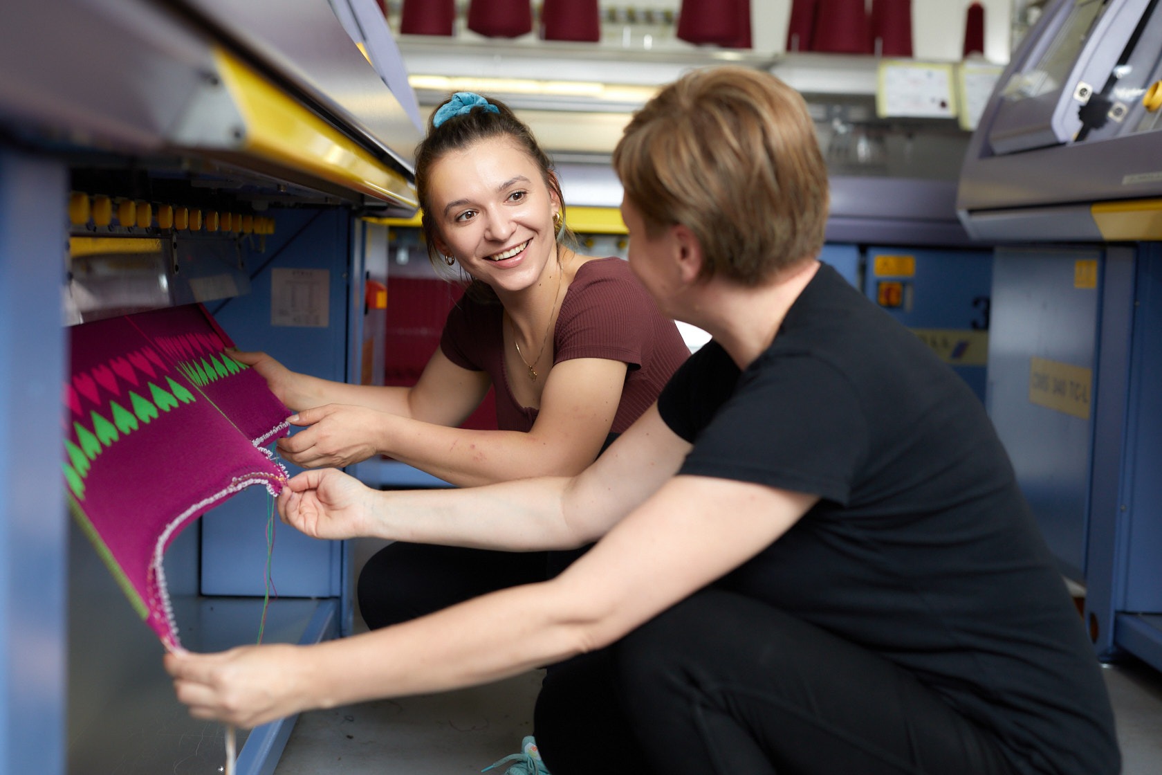 Jaki jest termin realizacji produkcji zimowych akcesoriów odzieżowych? 